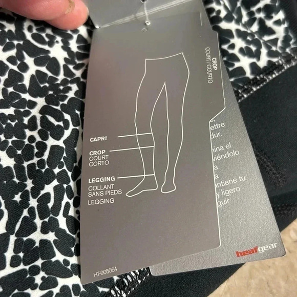 Under Armour leggings, women  XS BLACK cropped, animal print. Slimming . NWT - Picture 10 of 11